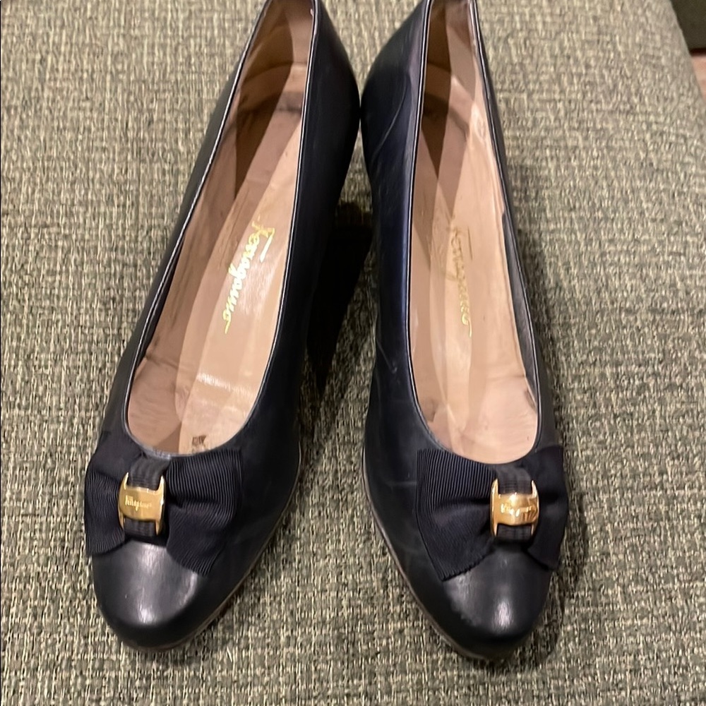 Salvatore Ferragamo Vintagr Black Bow Low Pumps (sz 8) - Picture 1 of 11